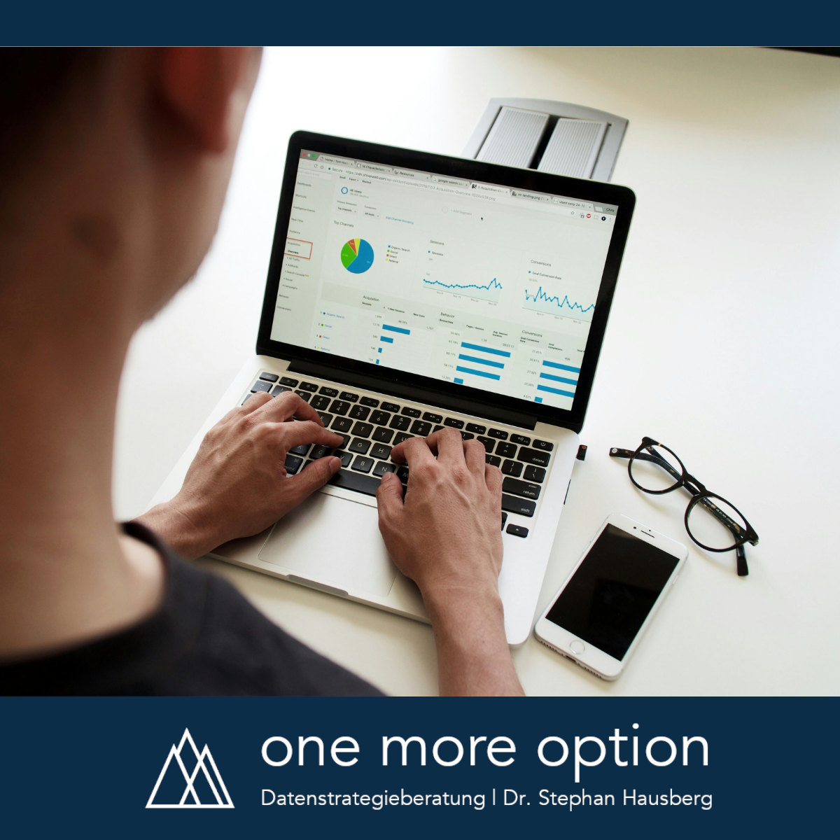 Laptop mit geöffnetem Daten-Dashboard als Symbol für moderne Dateninfrastruktur im Mittelstand.
