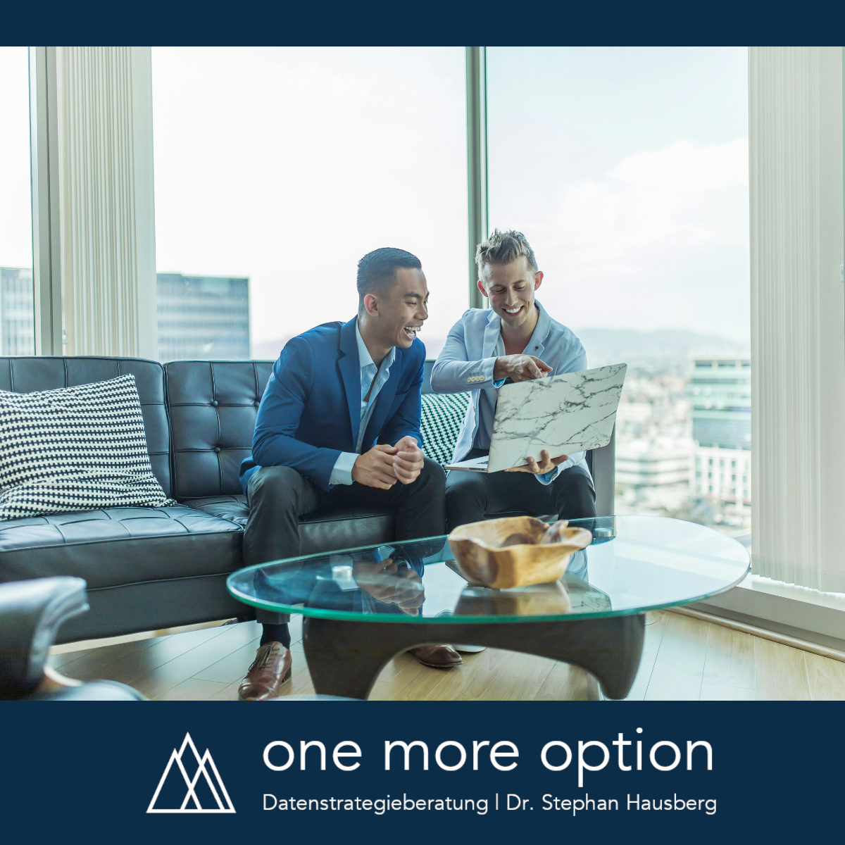 Zwei Kollegen besprechen Daten auf einem Laptop in moderner Büroumgebung – Symbol für gelebte Datenkultur im Mittelstand.